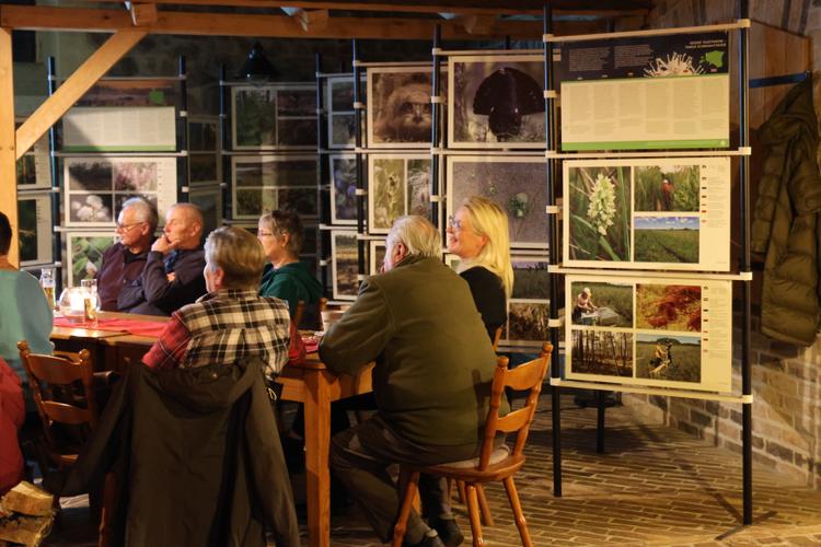 Verzameling mensen bij Häsen in Duitsland zittend aan een tafel op een evenement van NABU e.V.