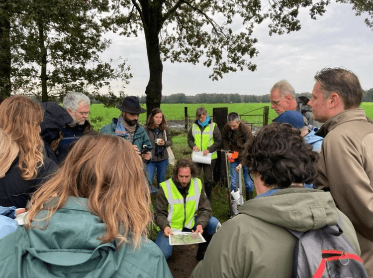 Aankomst met de partners bij Witte Veen, Ranger van Natuurmonumenten geeft uitleg over de hydrologie van Witte Veen.